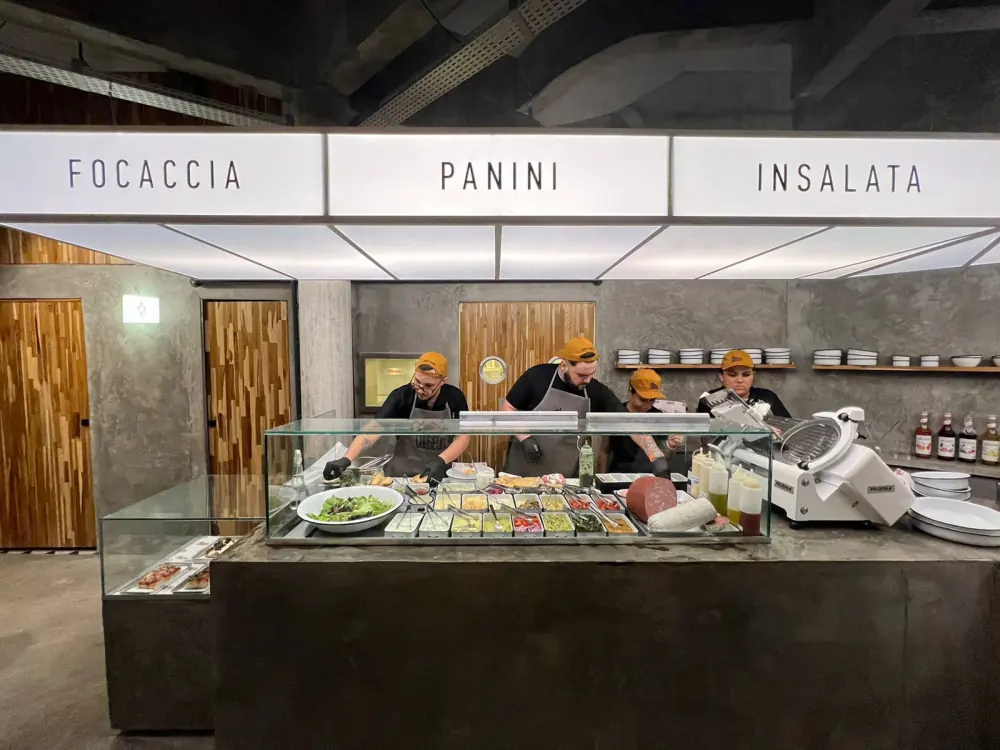 Equipe Coliseum montando paninis na bancada