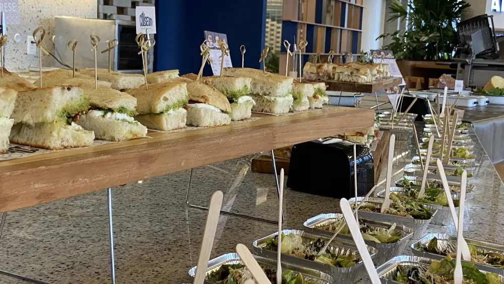 Mesa de banquete Coliseum montada num evento, com paninis e plaquinhas