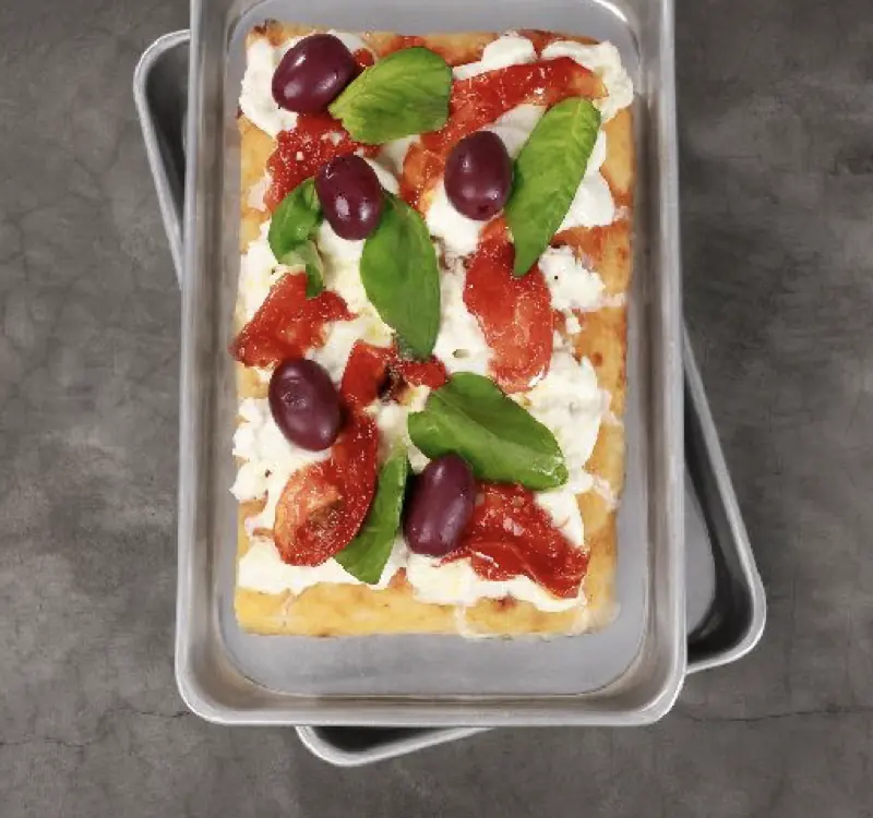 Focaccia caprese com mozzarella de búfala, tomate e manjericão