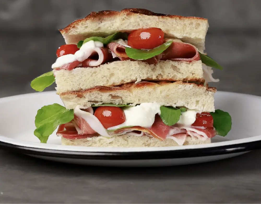 Panini Barbaro com prosciutto crudo, burrata, tomate confit e rúcula