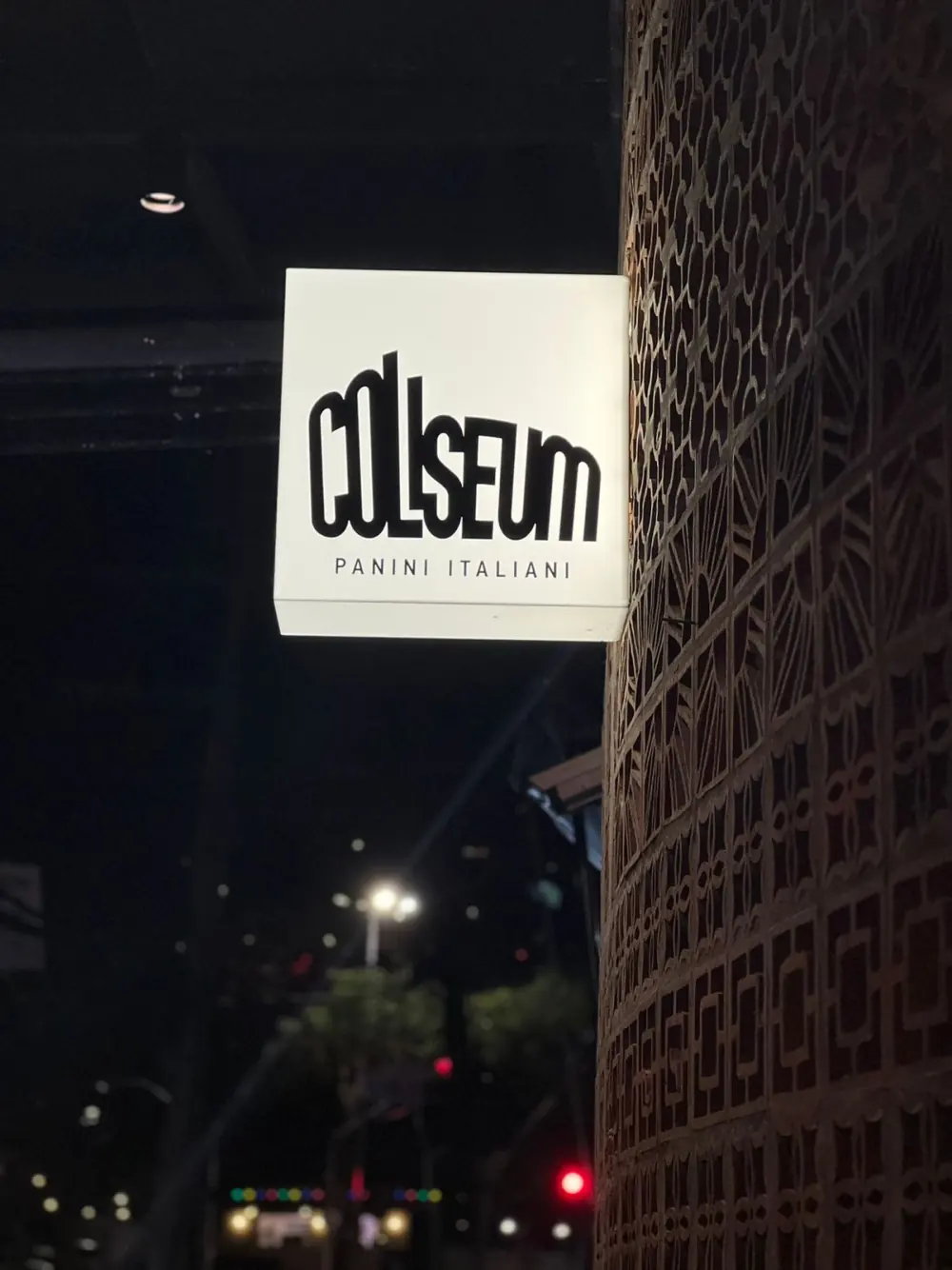 Placa luminosa Coliseum Panini Italiani na fachada